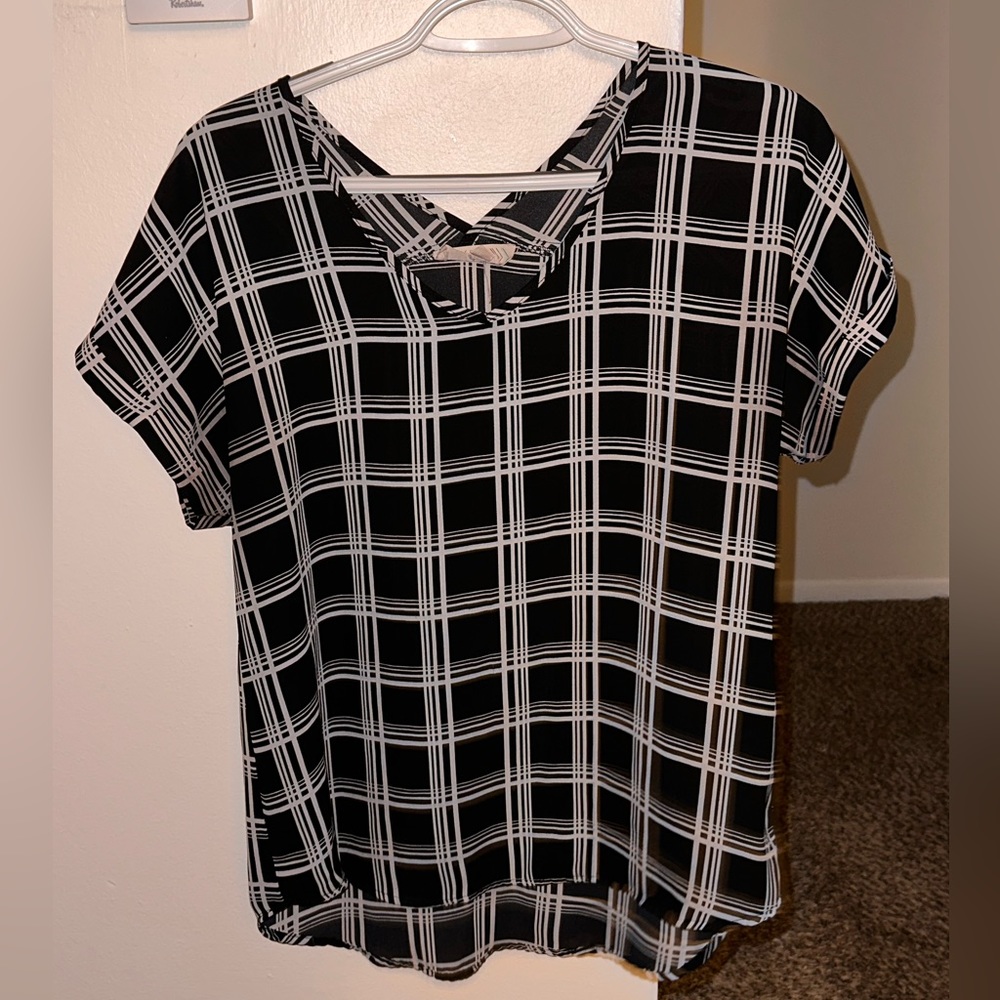 Women’s Black and White Patterned Blouse